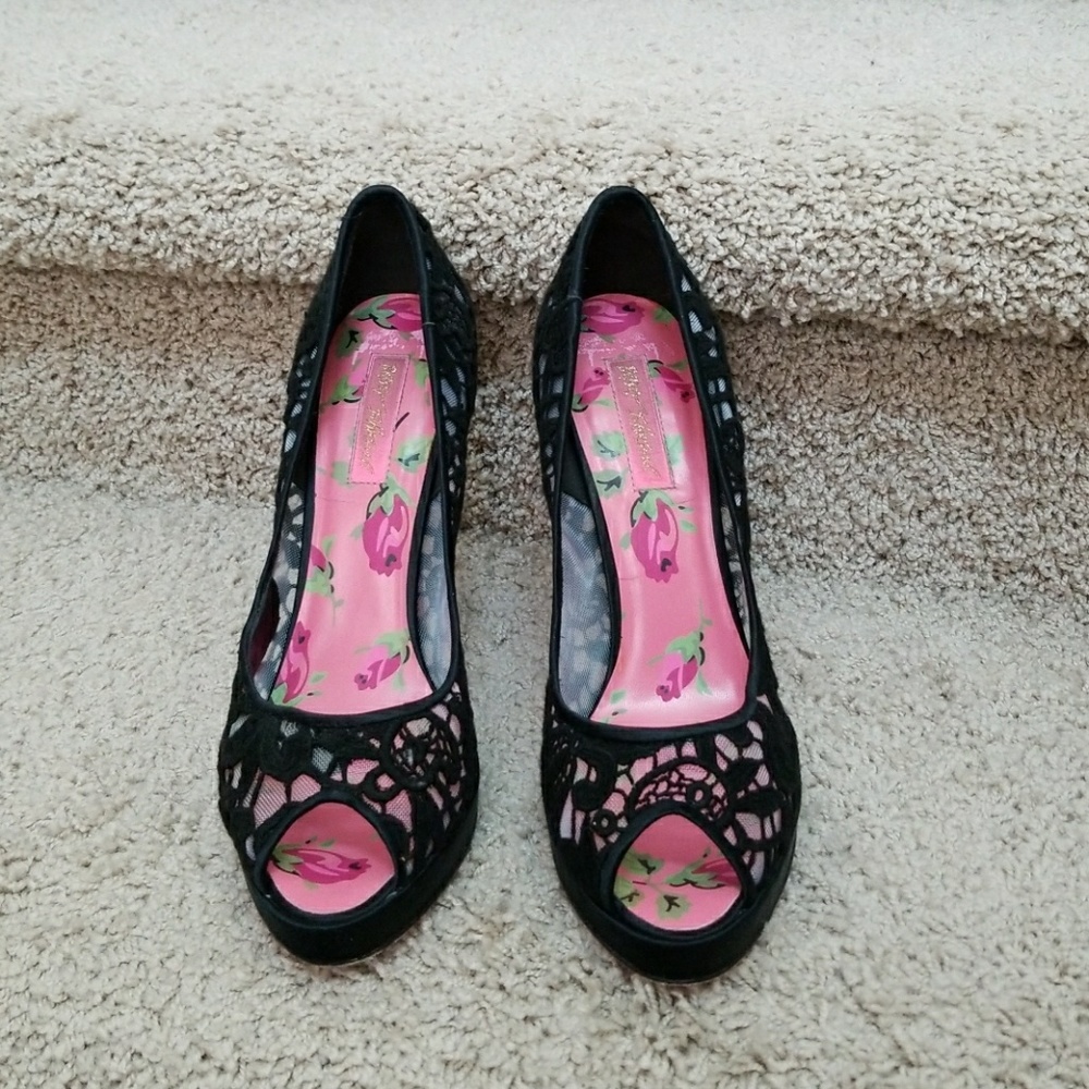 Black stain lace heels